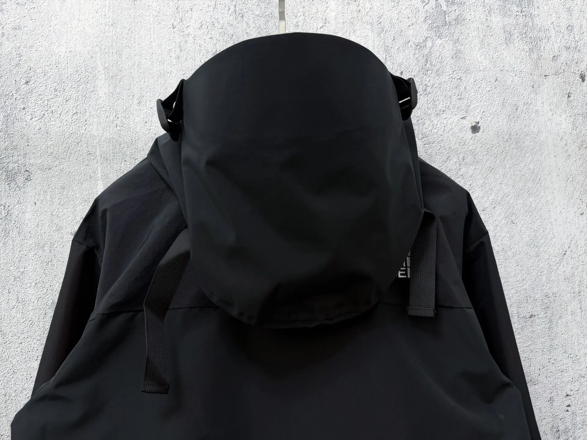 (original) [The North Face] The North Face 1990 Classic outdoor waterproof jacket and mountaineering jacket #Purchasing level In order to restore all the texture of ZP, this year the team spent several months and finally shipped it. All accessories are restored to ZP, and the fabric workmanship is upgraded. ✅Waterproof to the international ISO standard 90 (ISO 4) level to achieve the rolling effect of water droplets on a lotus leaf. ✅Highly permeable laminated fabric Gore-tex imitation water Breathable film, feels better and more comfortable. ✅The embroidery uses the original imported Tajima embroidery machine to restore ZP. Tajima's embroidery is neat and three-dimensional, with full three-dimensionality and the charm of each letter. Each stroke has a strong three-dimensional effect. ✅Original YKK zippers for all clothes, which can withstand 100,000 pulls and wear, and original Velcro. Mold-made custom hardware accessories, clear and three-dimensional fonts ✅The representative work of jackets, MJ in 1990, is TNF’s traditional favorite. Featuring a GT design, this stylish jacket is reimagined for all your urban adventures, offering unparalleled waterproof and windproof protection. ✅GT comes with taffeta and brushed tricot lining for extra warmth. ✅In addition, it can be combined with the 1996 down jacket for super thermal insulation effect‼ ️Size:XS-2XL